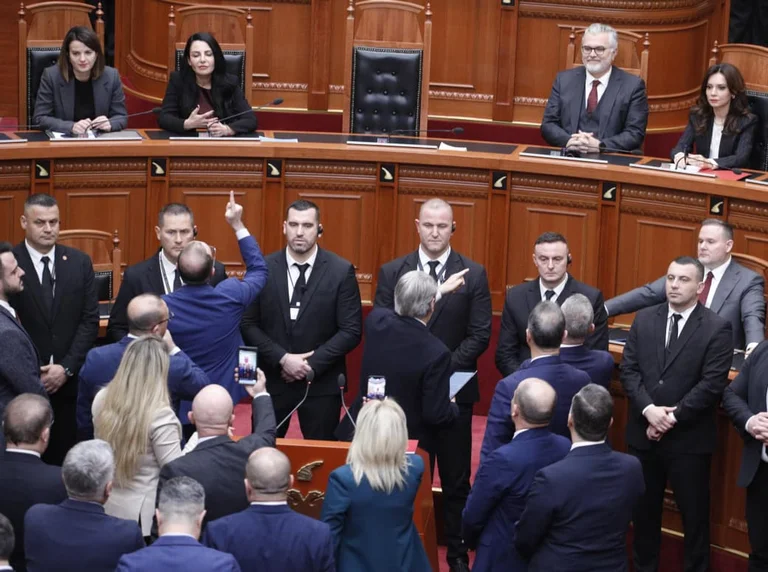 Εντάσεις στο Κοινοβούλιο της Αλβανίας: Η αντιπολίτευση μπλοκάρει την ομιλία, η θέση εγκρίνει νομοσχέδια