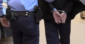 To sta policista, aretirana zaradi streljanja.