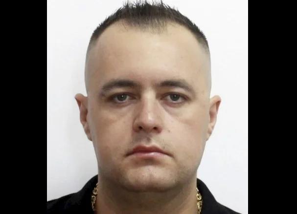 Jeśli zobaczycie tę osobę, wezwijcie policję.