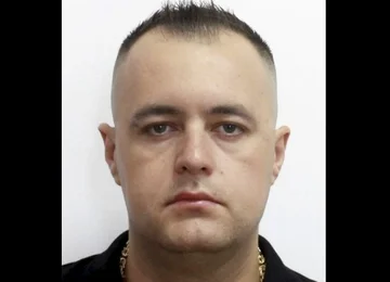 Če vidite to osebo, pokličite policijo, osumljena poskusa umora.