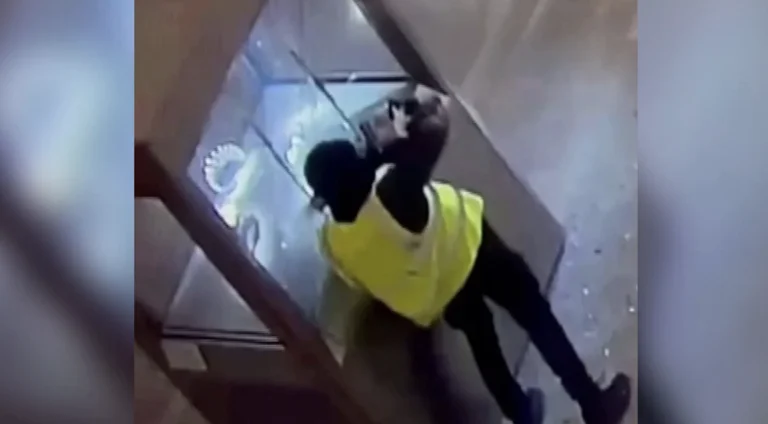Spektakularna kradzież Muzeum Luwru: Filmy są wydawane, gdy złodzieje wybijają okna i otrzymują królewską biżuterię
