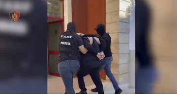 Dva posameznika v Tirani, ki iščeta mednarodno trgovino z ljudmi, sta pričakovala izročitev Kosovu.