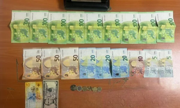 Le citoyen a trouvé le portefeuille avec plus de mille euros à Ferizaj, le remis à la police et a pris le propriétaire
