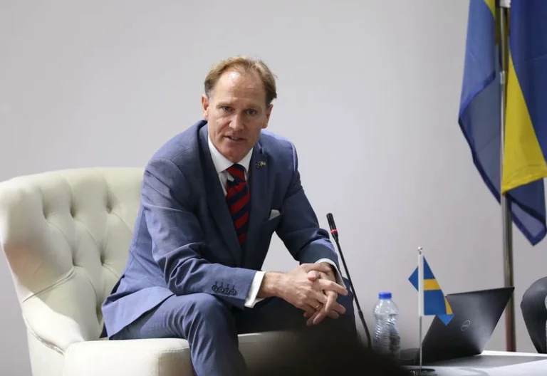 Ambasador Szwecji wzywa do szybkiego formowania rządu: umowy z Serbią muszą zostać wdrożone
