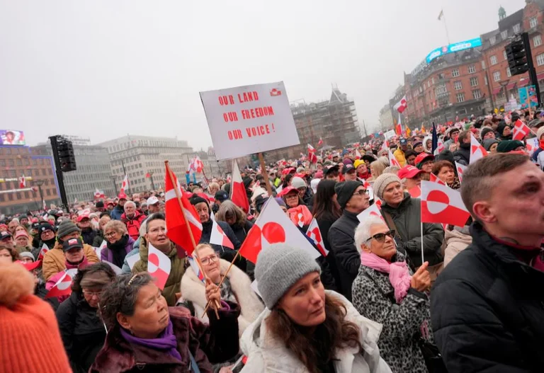 Protestujący w Danii popierają Grenlandię w następstwie groźby inwazji Trumpa