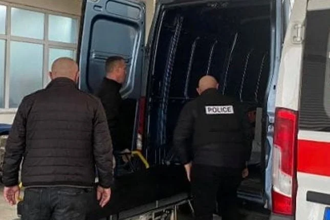 Ένας αστυνομικός που στάλθηκε σε κατάσταση έκτακτης ανάγκης μετά την επίθεση των Καμπάνικ.