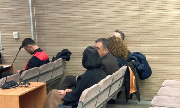 법원은 Xhelal Svecla에 대한 절차가 조립에 떨어지는 눈물 가스의 경우