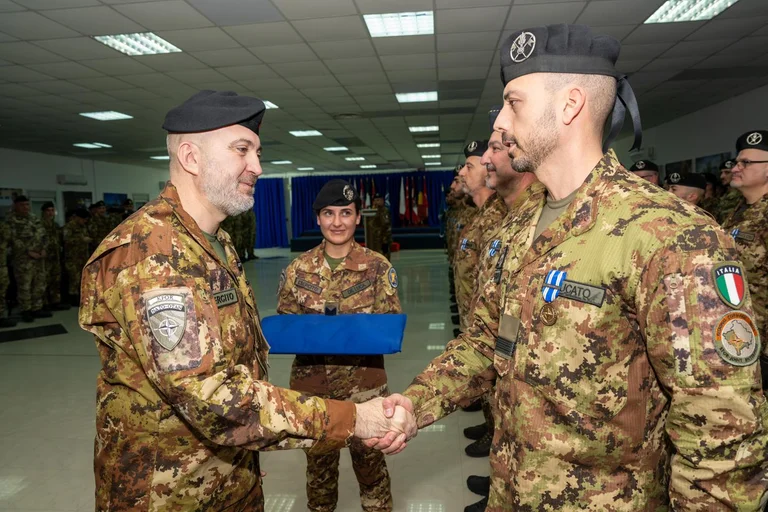 Η KFOR διαιρεί μετάλλια για στρατιώτες, επαινεί τη συμβολή τους στη διασφάλιση της ασφάλειας