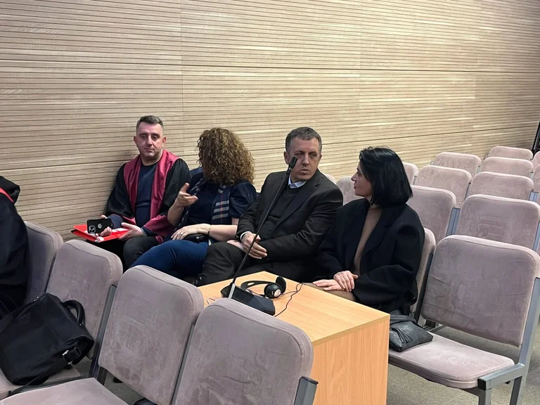 Svechla nadal uczestniczy w przesłuchaniu, mimo że sędzia ostrzegł, że każdy zaginiony zostanie aresztowany.