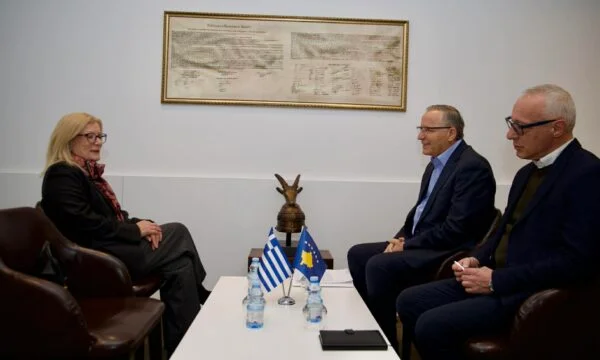 Ο Χάμζα συνομιλεί με τον επικεφαλής του γραφείου συνδέσμου της Ελλάδας για τις διμερείς σχέσεις