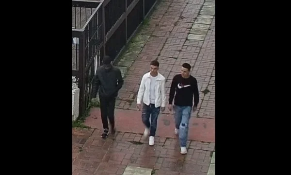 “wystawiony jako fałszywy urzędnik” Policja Kosowa szuka pomocy w identyfikacji tych ludzi