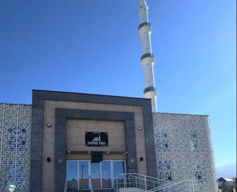 “Veţi da socoteală lui Dumnezeu” - Imamul moscheii din Gachka, Ferizaj, este surprins de curentul de aproximativ 700 de euro.