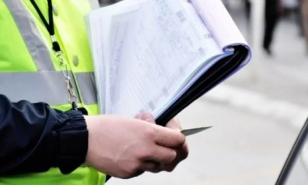 Në zonën 50 km/h voziti 151 km/h, shoferit në Ferizaj i merret leja për 3 muaj