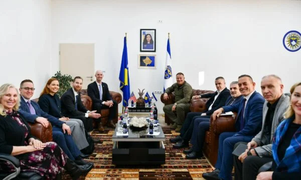 Az FBI különleges ügynököt és hírszerzési elemzőt hoz Koszovóba, együtt fog működni a rendőrséggel.