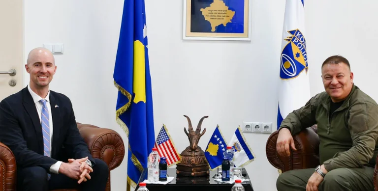 Kosovo의 두 FBI 대리인은 Kosovo 경찰과 일하기 위하여