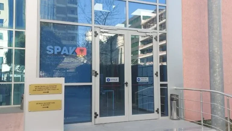 חומרים חקירה מבוזרים ומפיצים, שנשלחו למשפט לשעבר מנהל בית הסוהר ושניים אחרים