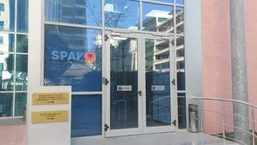 SPAK in razdeljeno preiskovalno gradivo, poslano na sojenje nekdanji direktor zapora in še dva druga
