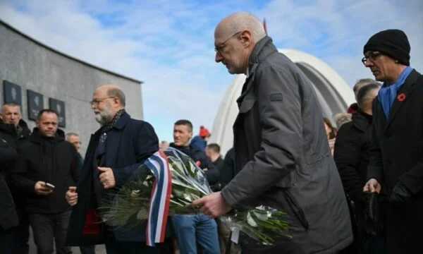 Ο πρέσβης της Γαλλίας αποτίει φόρο τιμής στον Recτσάκ, εκφράζει στήριξη για το Κοσσυφοπέδιο