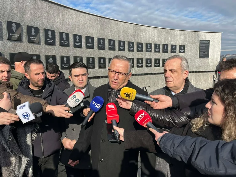 Hamza는 Recak massacre의 희생자를 존중합니다. 혈액의 희생 때문에, 우리는 자유를 즐길 수