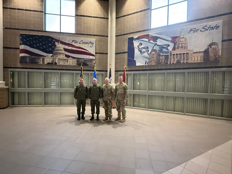Dowódca KSF stojący na oficjalnej wizycie w Iowa Stanów Zjednoczonych