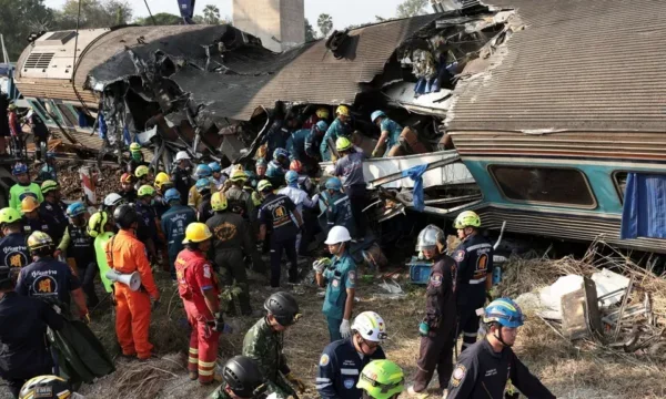 Σε 32 ο αριθμός των θυμάτων πέφτει από γερανό σε κινούμενο τρένο στην Ταϊλάνδη