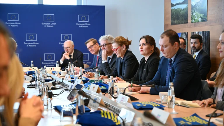Az európai nagykövetek találkoznak Kurtival, és a gyors kormányzásról beszélnek.