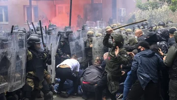 Oseba, aretirana zaradi napada na KFOR in člane policije