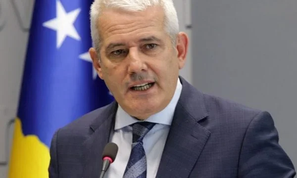 Sveçla: Radoiçiq po trajnon terroristë të tjerë, mund të marrë urdhër nga Vuçiqi për të sulmuar