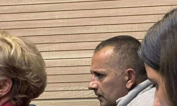 Srdjan Lazovic 1999 yılında Sırp kuvvetleri tarafından seferber edildiğini itiraf ediyor, Panorc’deki etkinliğe katılmadığını reddediyor.