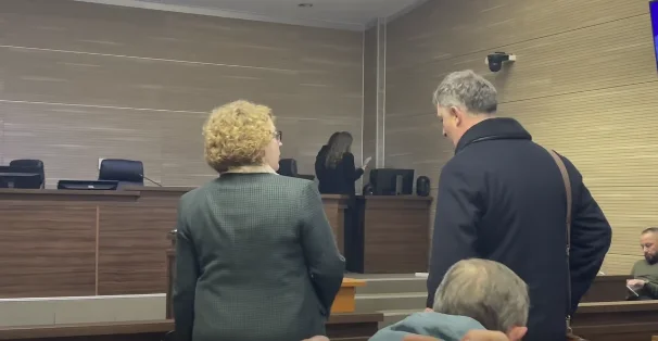 Η Rosette Hajdari εμφανίζεται στο δικαστήριο για σκάνδαλο κρατικών εφεδρειών (Video)