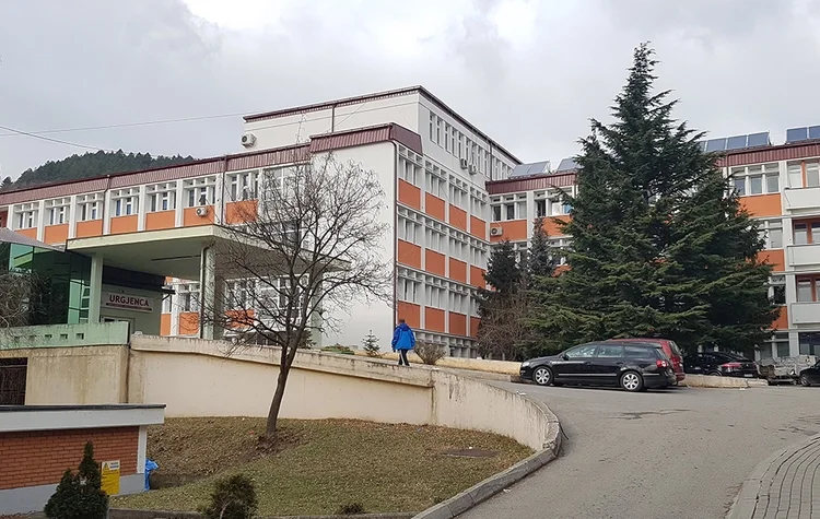 “2 αποστέλλονται στο QKUK, ένα στο” Από το νοσοκομείο Pec δείχνει την κατάσταση των τριών τραυματιών στο Decani