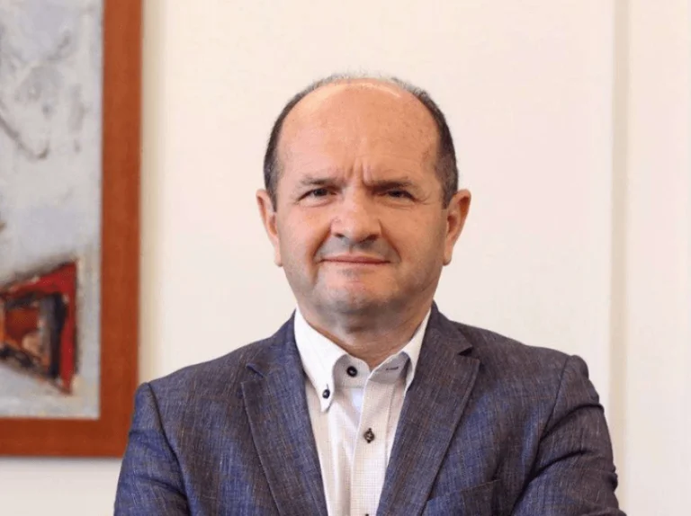 “Διακήρυξη με φόβο”, ο πρώην σύμβουλος Thaci επικρίνει έντονα τον Vjosa Osmani