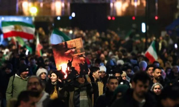 Θανατηφόρες διαδηλώσεις στο Ιράν, Αλβανοί εκεί συμβουλεύονται να φροντίσουν