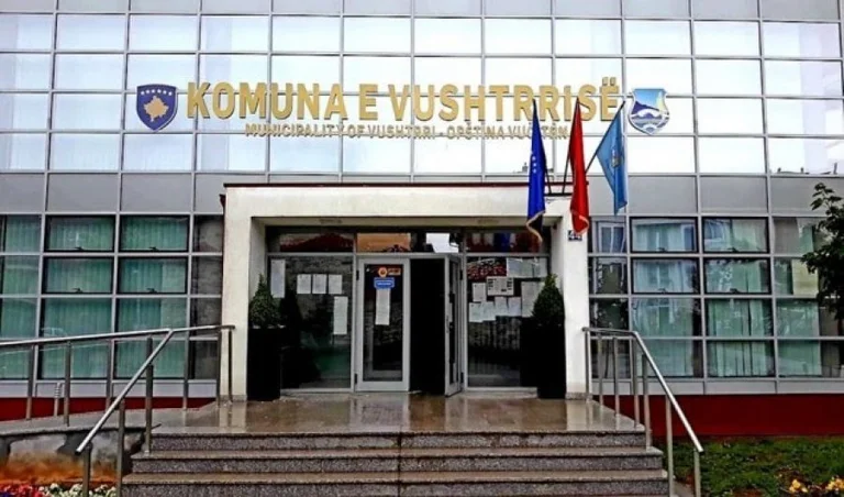 Ο πρέσβης του LDK στο Βουστρί παραιτείται αφού έχασε τη δουλειά του ως δάσκαλος.