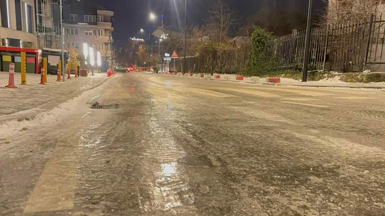 Το χιόνι πάγου κλείνει δρόμο στην Πρίστινα για κυκλοφορία