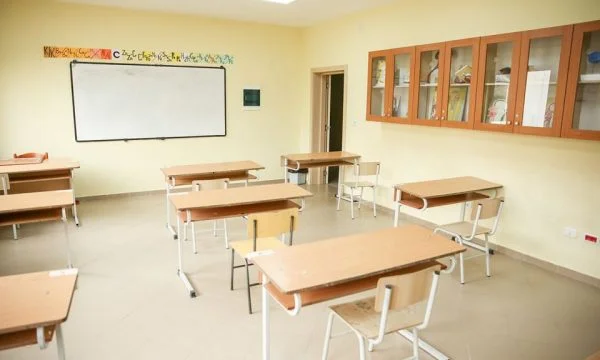 Ο δήμος της Πρίστινα αποφασίζει κατά την έναρξη της διαδικασίας διδασκαλίας