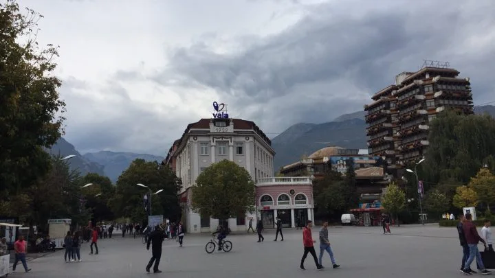 E tmerrshme: Pejani e rrahë gruan dhe e përzë nga shtëpia bashkë me tre fëmijët