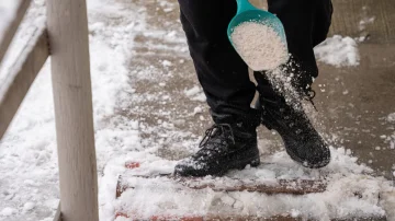 Forget salt: This ingredient from the kitchen melts ice in seconds and does not harm concrete