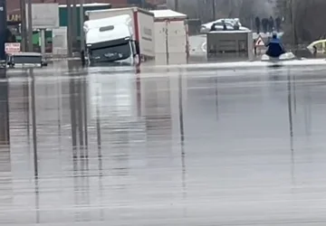 Po vodnem zamašku se v Sjeevi sprosti Ferizajajeva ulica Dijlan.