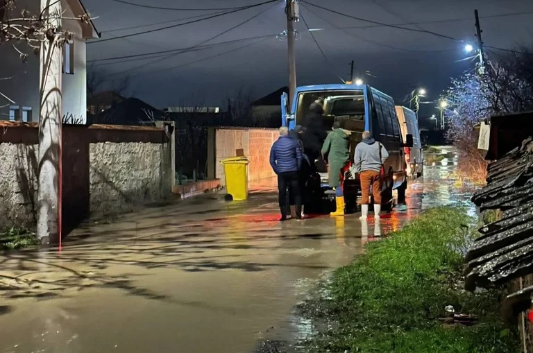 Dwie rodziny w Fushe Kosowo pozostają bezdomne po powodziach, wymagająca pilnej pomocy