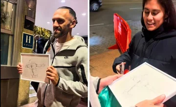 Vedat Muriqi spotyka się z fanem, przyjmuje prezent od niej