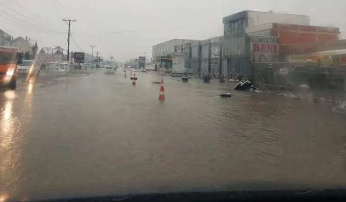Droga Pristina- Ferizaj nadal zablokowana ze względu na dużą ilość zbieranej wody