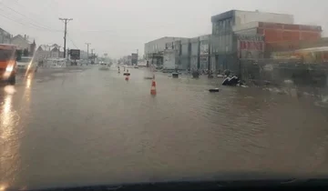 Cesta Priština-Ferizaj je zaradi velike količine zbrane vode še vedno blokirana.