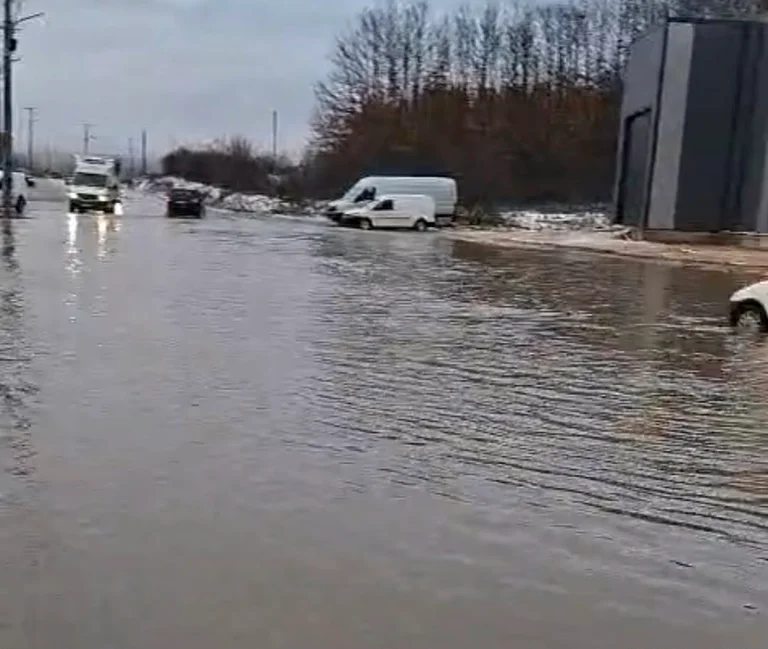 A Ferizajaj utca ideiglenesen le van zárva, mert a nagy mennyiségű víz az úton