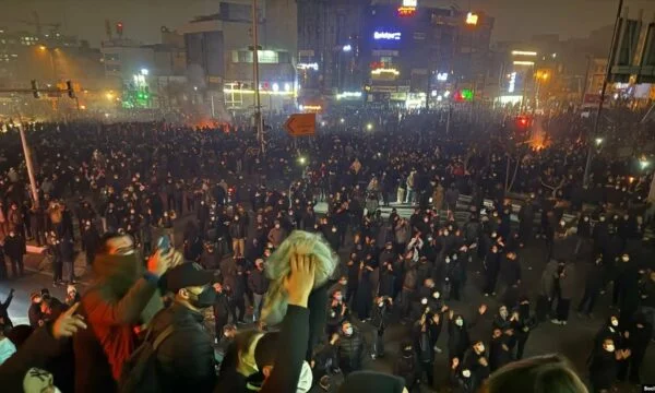 Protester i Iran: Dussintals döda och tusen arresterade