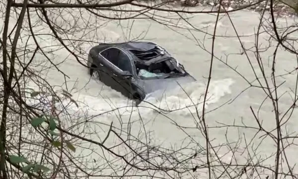 En bil faller i floden Chloe, som påstås tas från vattendraget