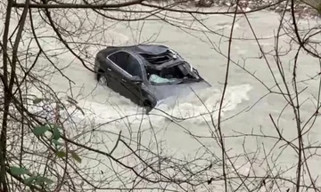 Avto pade v reko Chloe, domnevno odpeljan iz vodotoka.