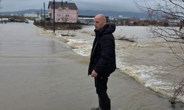 Ladrovci: Floods לחסום מספר כבישים ב Drenas, צוותים נמצאים על הקרקע, לא לעבור ללא סיבה.
