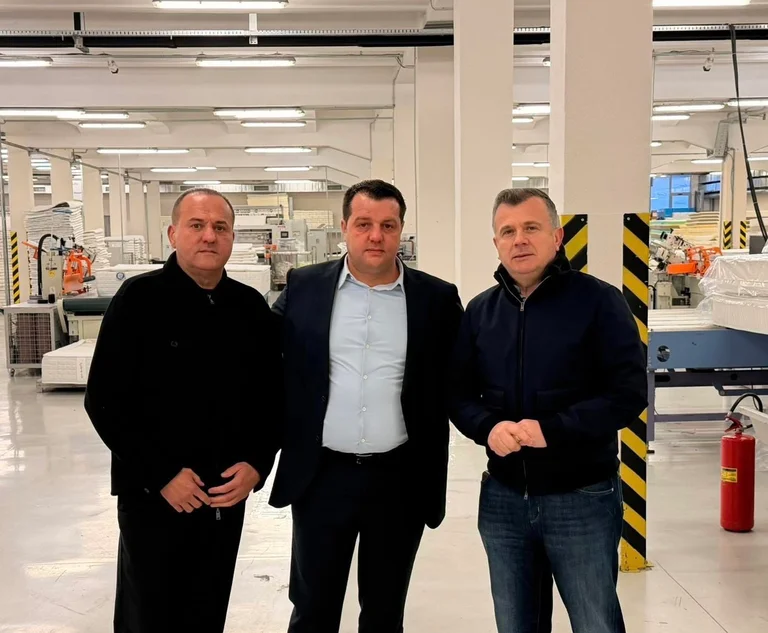 Taulant Balla látogatások “Devollin”: 10.000 embert foglalkoztatnak, jó hírekkel a gyári termelés folytatásához.