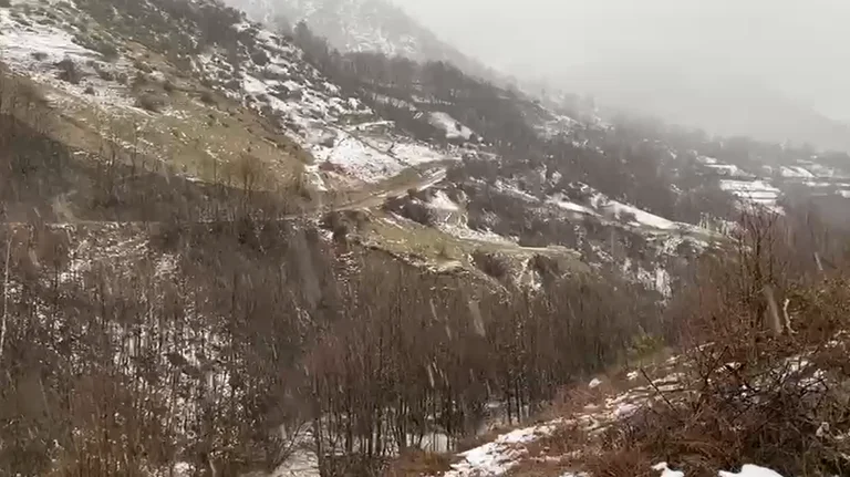 Το χιόνι ξεκινά στα Κούκες, μερικά χωριά χωρίς ηλεκτρικό ρεύμα.